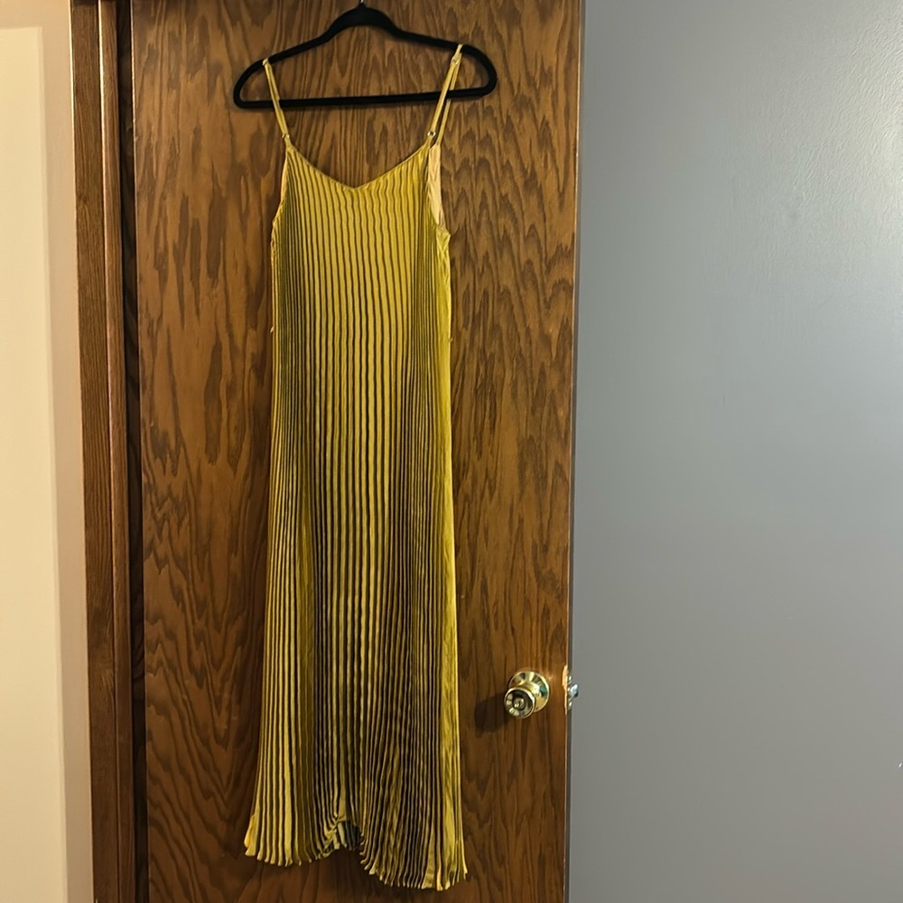 Good pleated midi dress